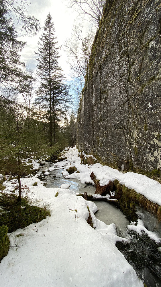 Loddrett bergvegg her.