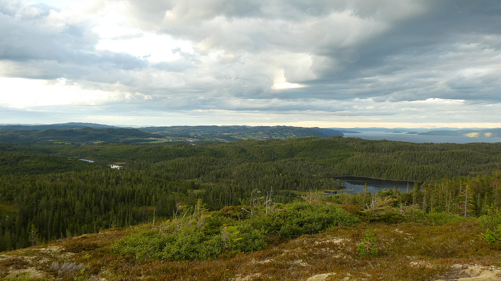 Nedturen har startet.Ser innover Trondheimsfjorden mot Verdal.Tømmerdalsvatnet ser vi nærmest her.