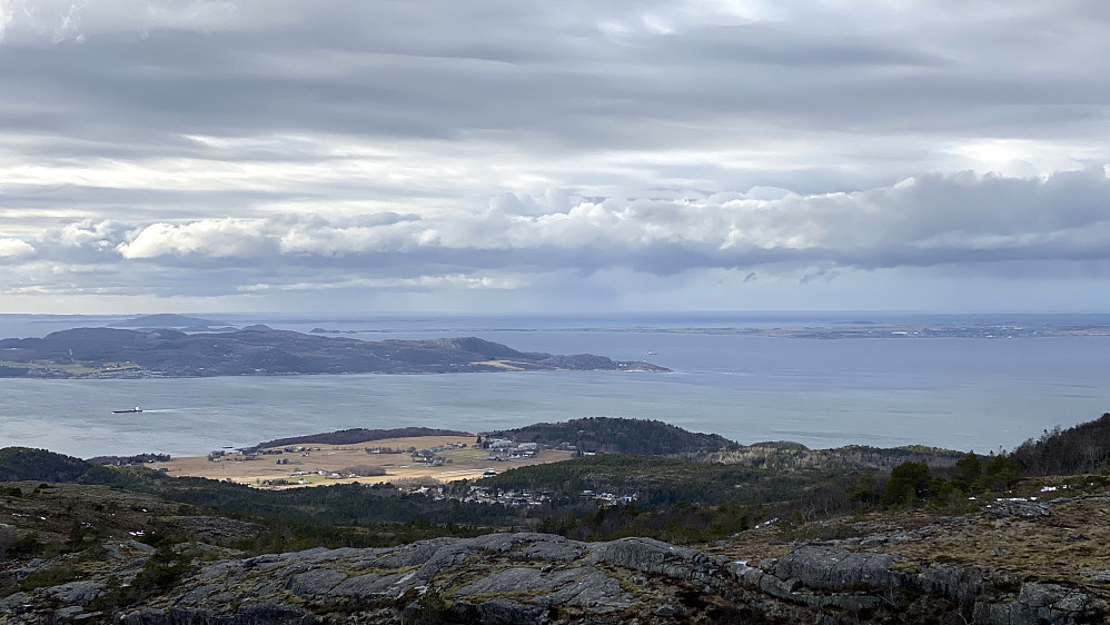 Nebbesheia og Hysneset midt på bilde her.