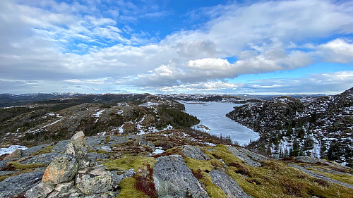 Får gå litt lengre ut her så æ får utsyn over Nordlaugen.