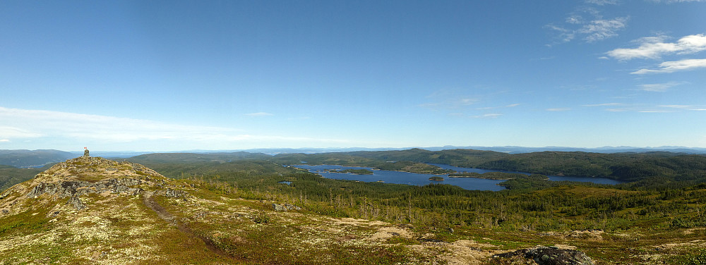 Mot Ø3 (flagg varden) med Meltingen langt der nede.