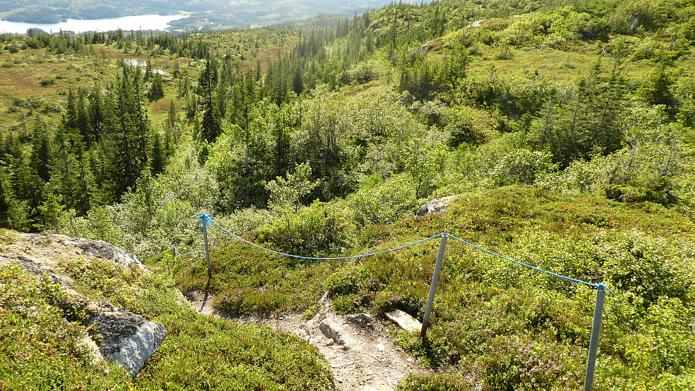 På tur ned mot Heikanten er det et litt bratt område hvor det er satt opp sikring.