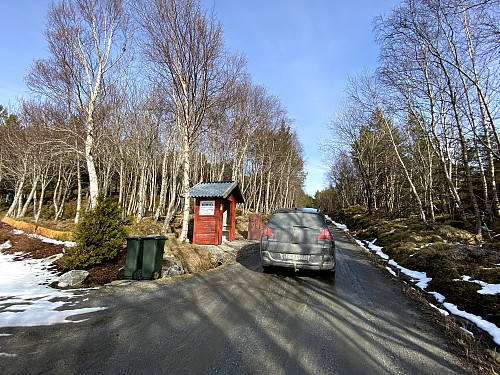 Ved "bomstasjon" her. 40.- kr.kan Vippses :)
