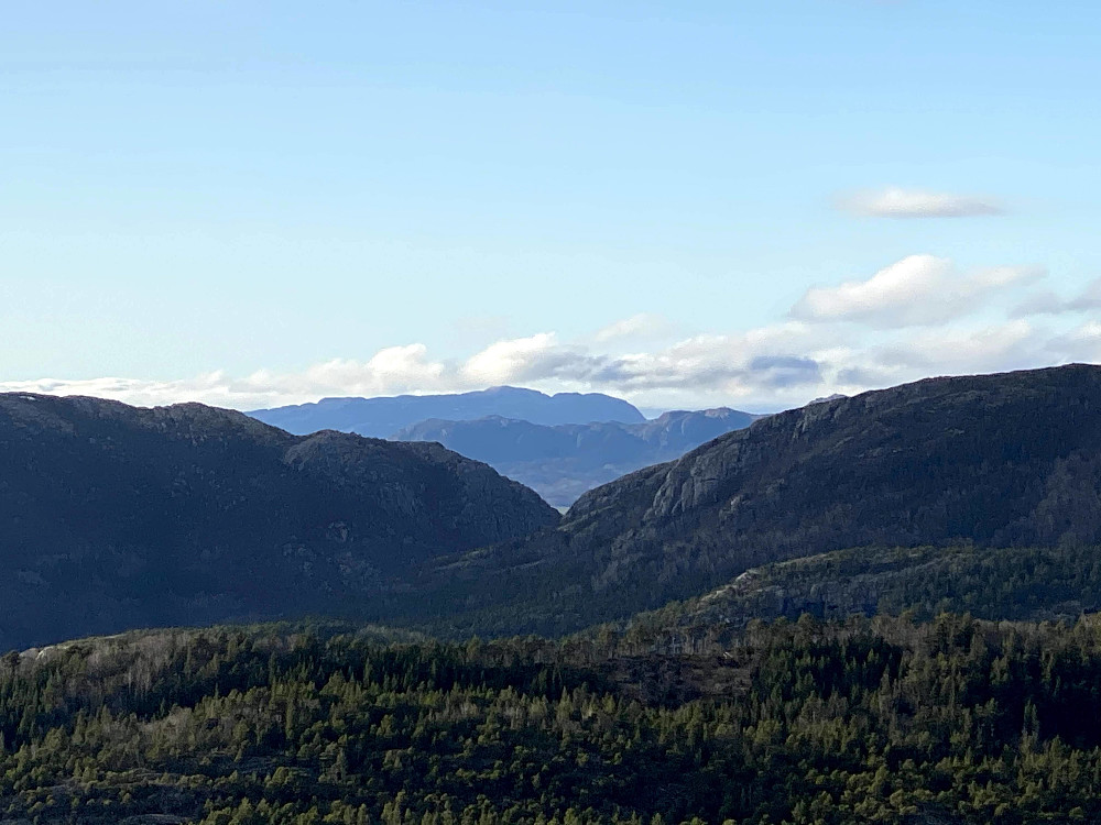 Ser her utover Fosen.Nærmest til venstre er Brettingen så er det Osplikammen på Ørlandet og lengst ut ligger Tønnølsfjellet.