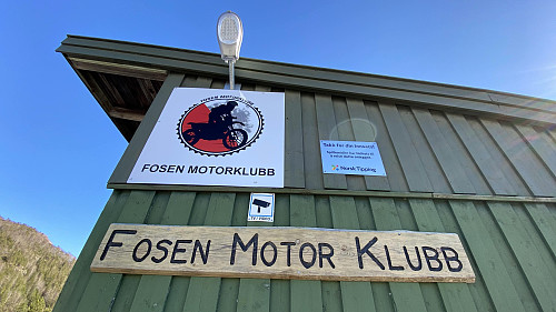Fint klubbhus har de også. Anlegget var i sin tid anlagt som skytebane for forsvaret når det var kystfort her ute (Hysneset og Brettingen)