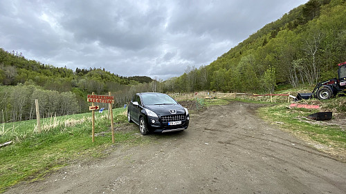 Tilrettelagt parkering ved fjøset.