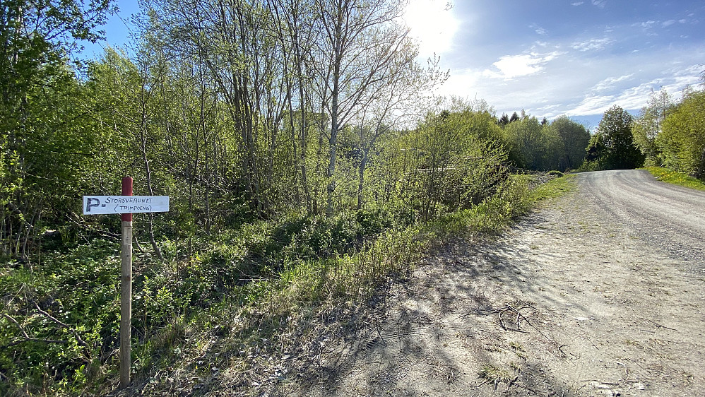 Tilrettelagt p-plass like oppenfor hovedveien.