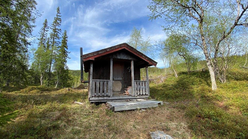 En liten rast ved denne fine hytta ved Måvatnet.