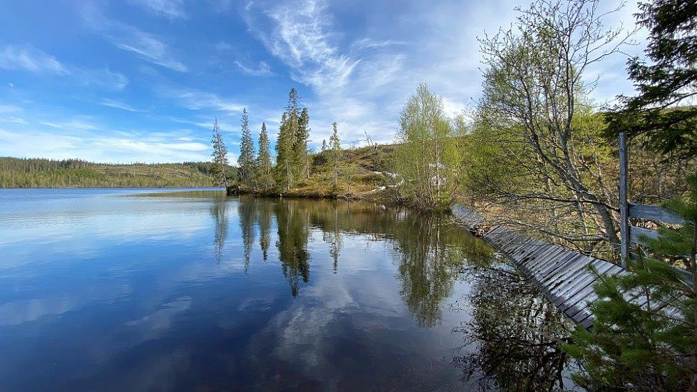 Demningen ved Måvatnet i nordenden viser at det er helt fullt.