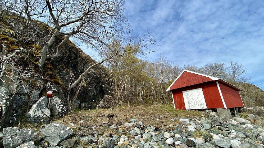 En av mange trimposter på øya ligger i enden av stranda.