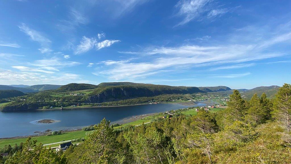 Ser innover mot Sørfjorden.Storurdheia 310 moh. midt på bilde.
