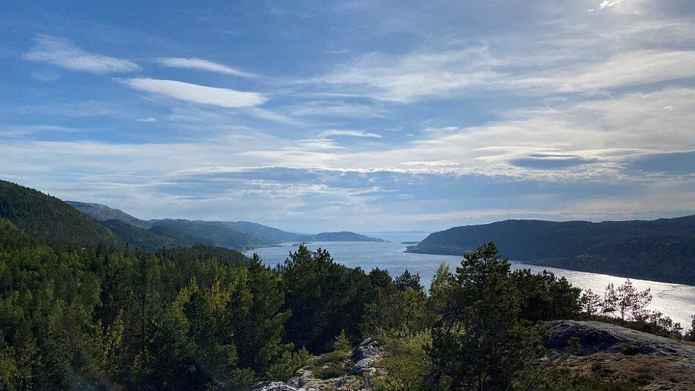 Ut fjorden mot Refnesodden.