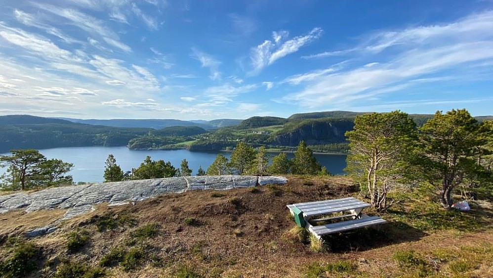 På andre siden her ligger Ramsvika med Råkvåg litt lengre bak.
