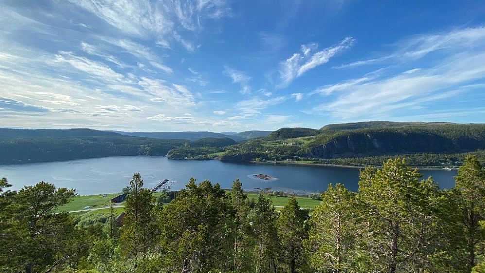 Sørfjorden med Djupvika på den andre sida.