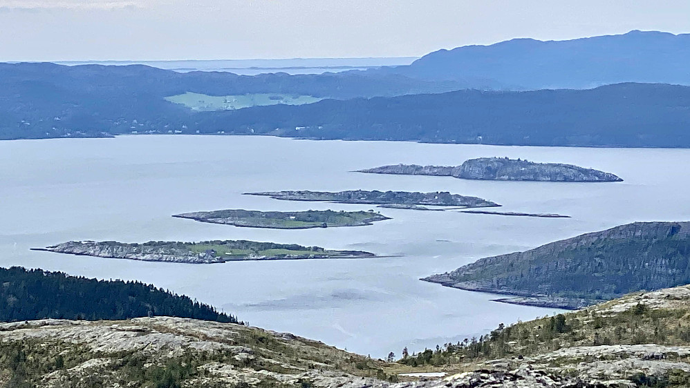 Nærmest ligger Harøya-Sandøya-Bessholmen og Håøya.