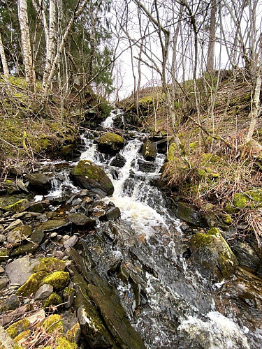 Fossen ovenfor brua på det forrige bilde.