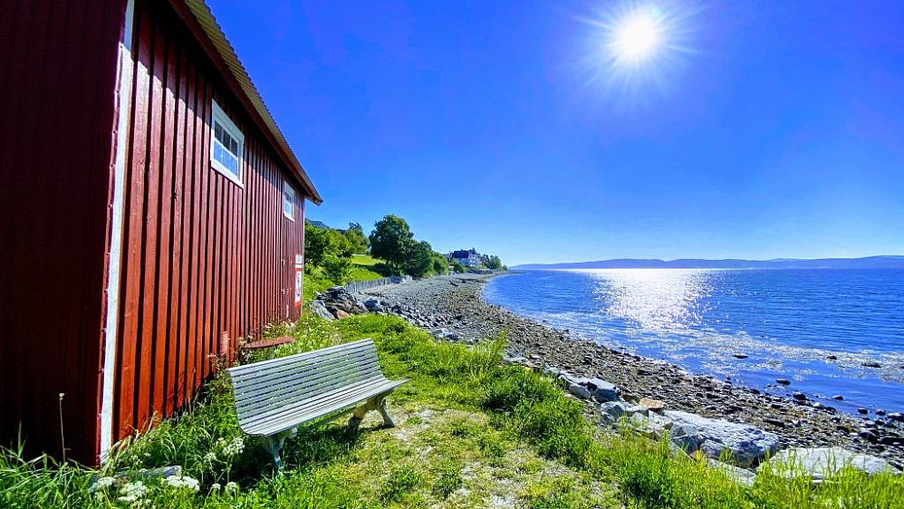 Hvilebenken i solveggen.