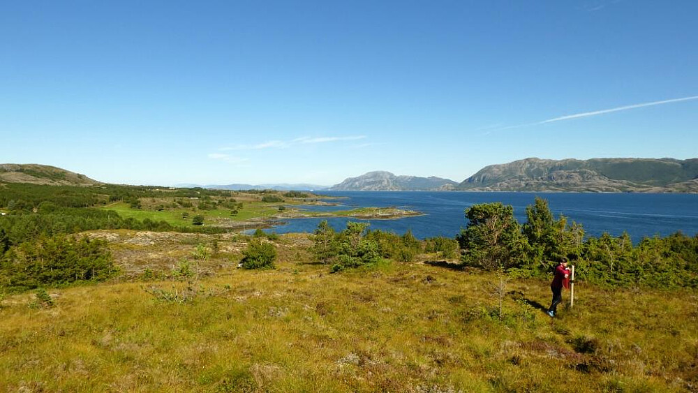 Østover Lekafjorden og Gutvik på andre side av fjorden.