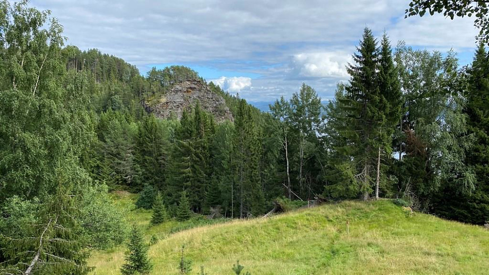 Kampynten som ligger der borte stuper rett ned mot sjøen.
