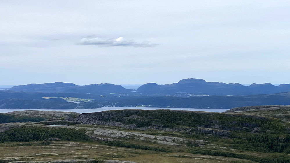 Tønnølsfjellet og Kopparen ligger langt der ute mot havet.