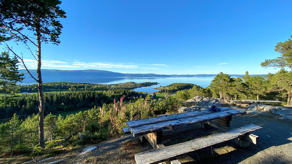 Utsikt mot nord og Beitstadfjorden.