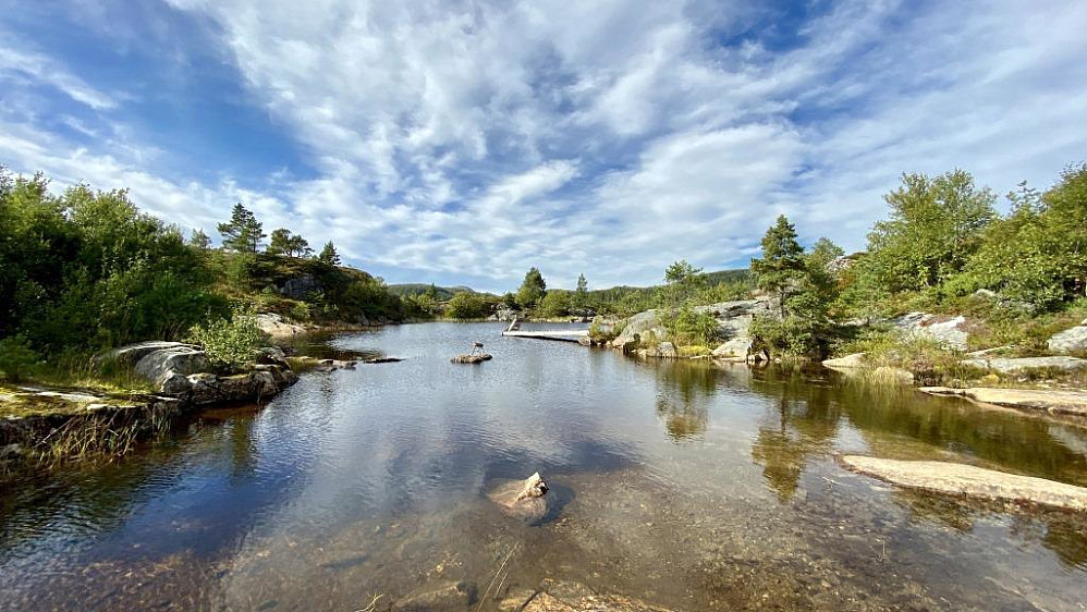 Elveutløpet ved Dørndalsvatnet hvor Kvernabekkenn starter.