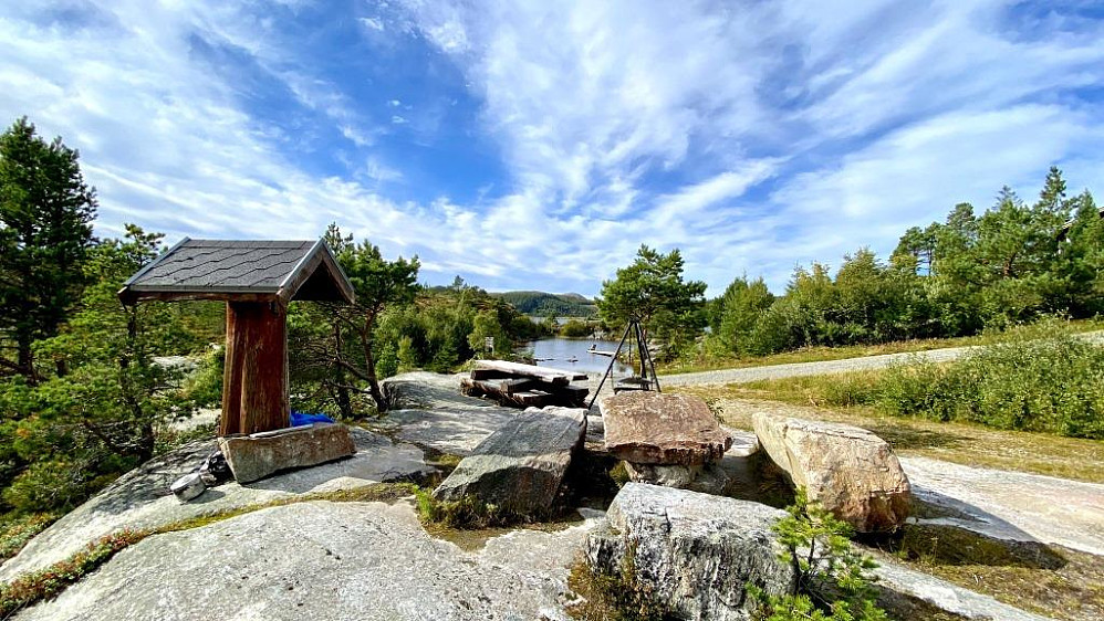 Fin grillplass med trimbok i trestammen som står under tak:)