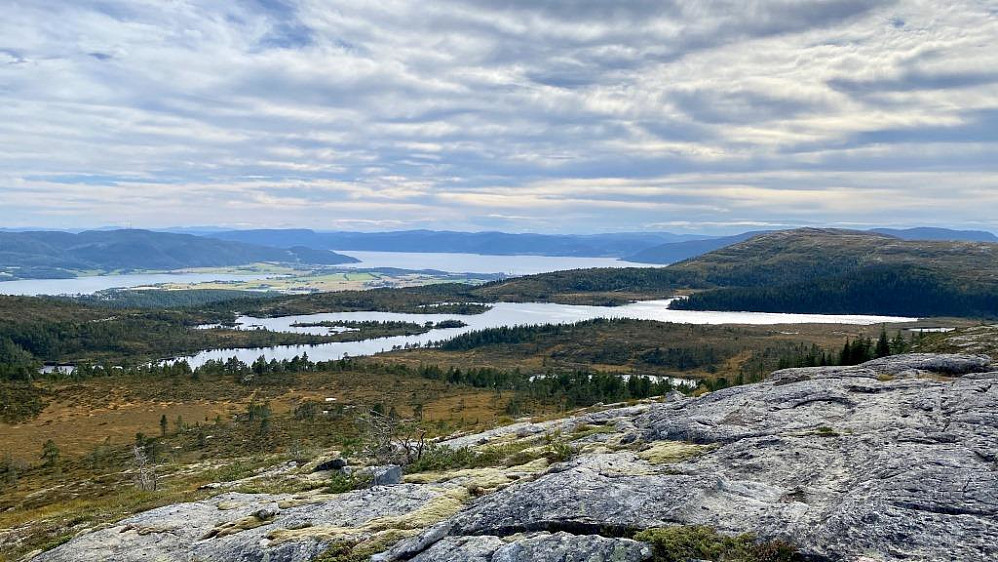 Utsikt mot sør fra toppen.Ser ned mot Dørndalsvatnet og Rissa.