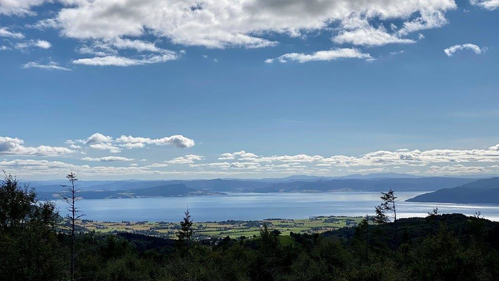 Utsikt mot Stadsbygda med Orkdalsfjorden på andre sia.