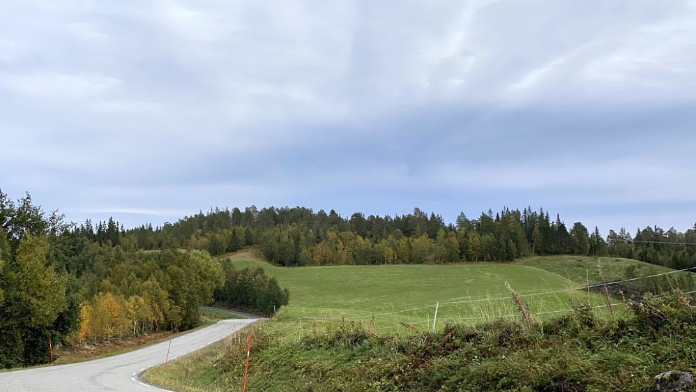 Fra p-plassen ser man bort på Rasmusåsen.
