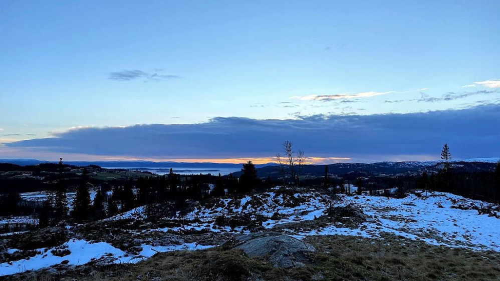 Fra Svean mot fjorden.Dagslyset forsvinner tidlig på denne årstida.