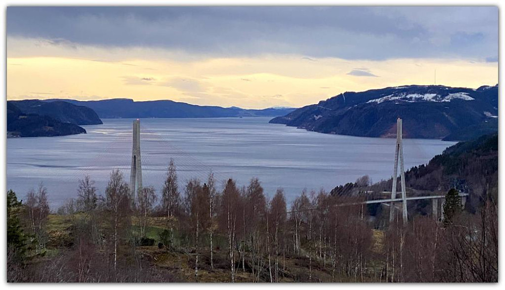 Skarnsundbrua ble åpnet i 1991. Er 1010 m. lang og har et lengste spenn på 530 m.