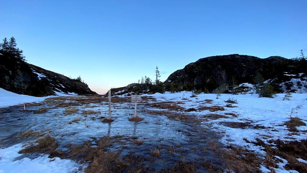 Stiskille oppe på Hårfjellet mellom indre og ytre el, øst /vest.