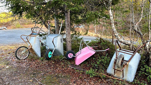 Transport middel til hytten står her ved p-plassen i et stort antall.