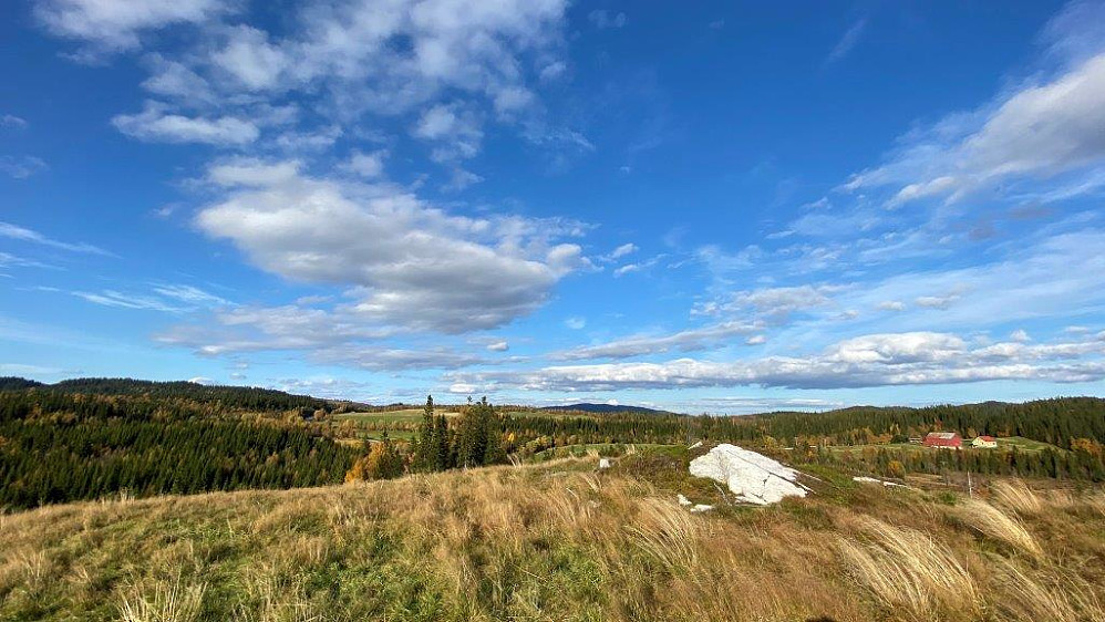 Mot nord med Hårfjellet langt i det fjerne.