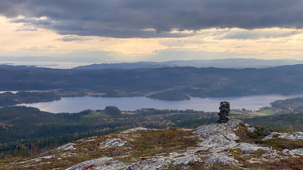 Søndre Hårfjellet med Storgrønsjøen der nede.