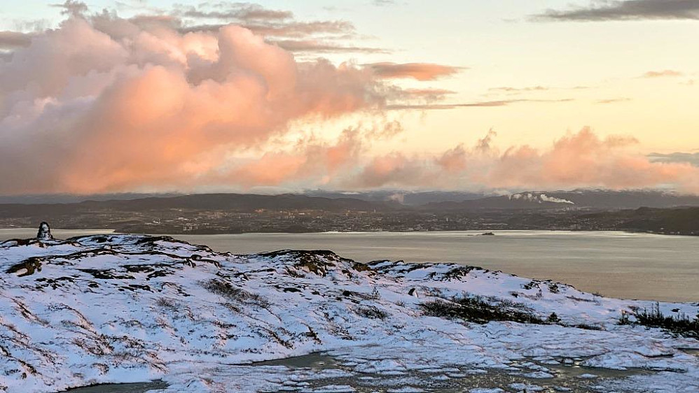 Bartebyen ligger alt i skyggen så på tide å komme seg ned fra fjellet.