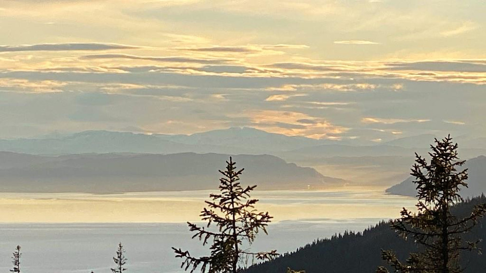 Utsikt over Korsfjorden og ser Orkanger innerst i fjorden.