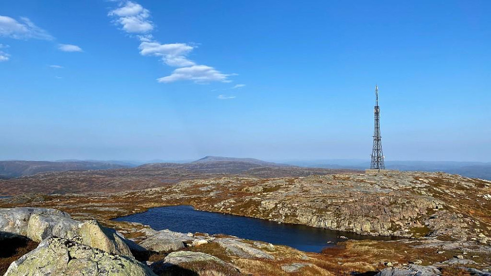 Nedturen har startet. Ser Hemnafjellet som bare er 2 meter lavere en Øyenskavlen langt i det fjerne.