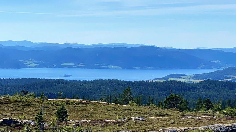 Utsikt ned mot Stadsbygda og Trondheimsfjorden. Skimter vindparken oppe på Geitfjellet ved Snillfjorden.