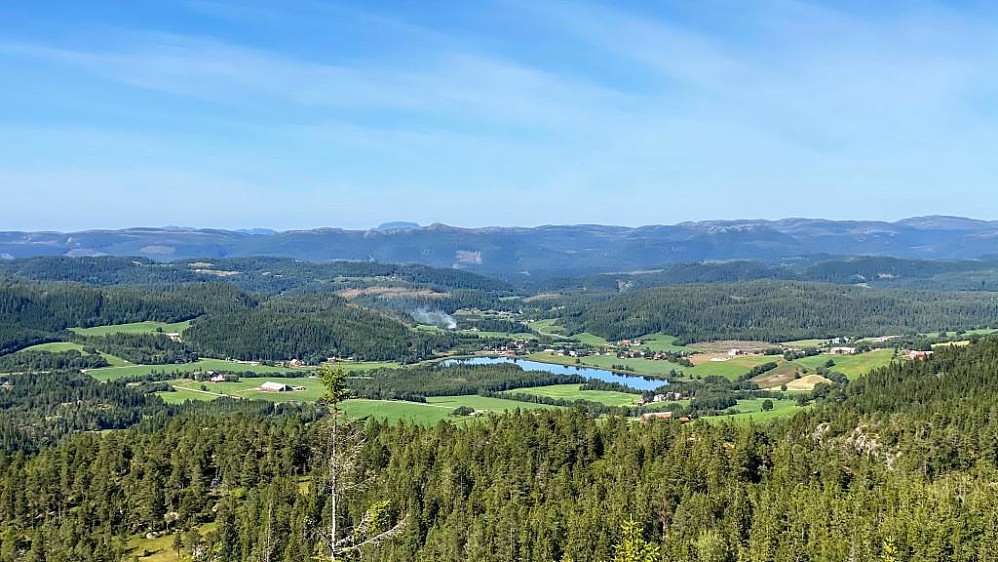 Ned mot Hermstad og vannet Lauga.