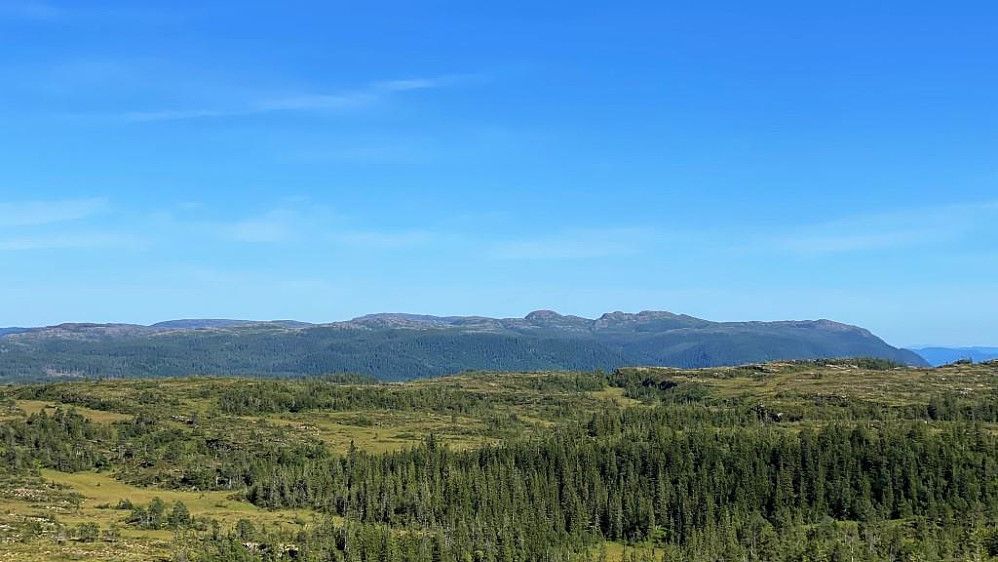 Mange topper mot øst bla, Munken ytterst til høyre.