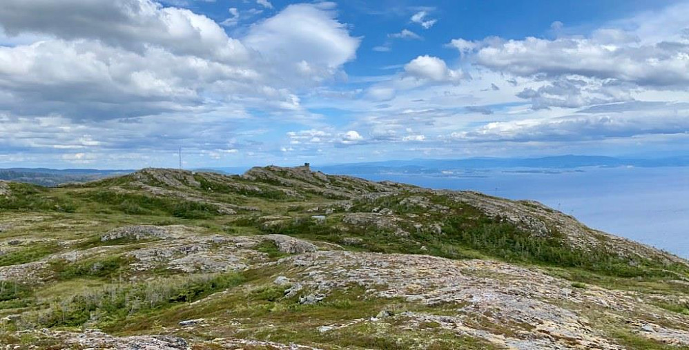 Mot Munken og de militære installasjoner.