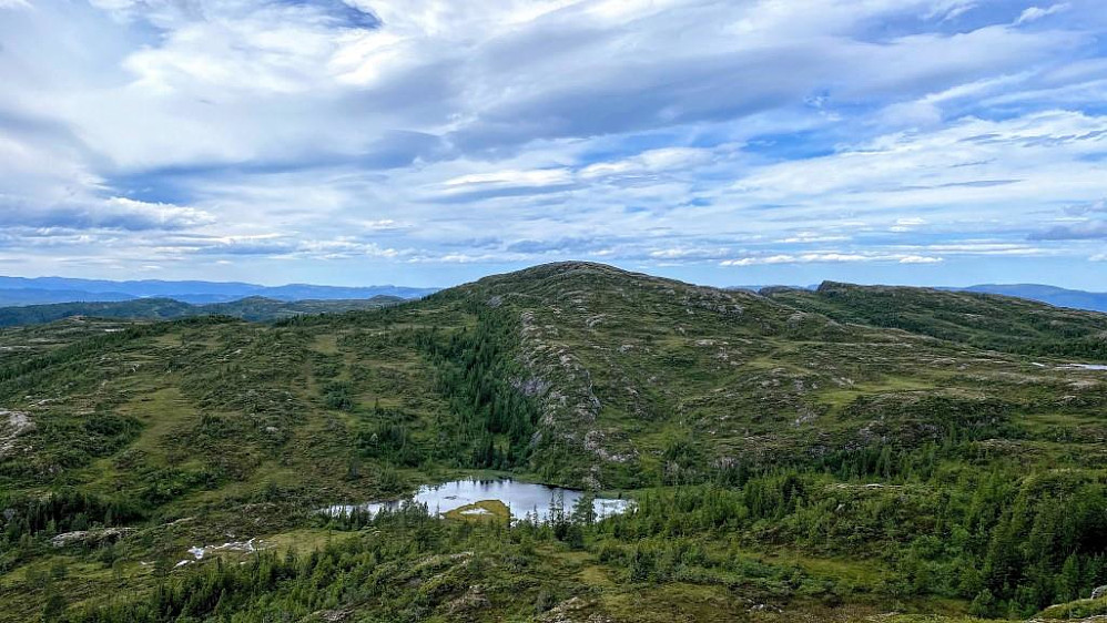 Aksnesdammen med Klompan bak som har den høyeste toppen i området på 546 moh.