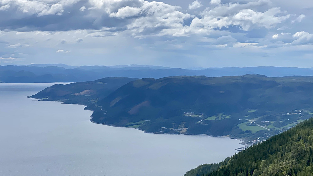 Vanvikan og Rørvik litt lengre ut i fjorden.