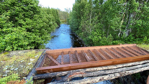 Brua over Langdalselva like ved parkeringsplassen.