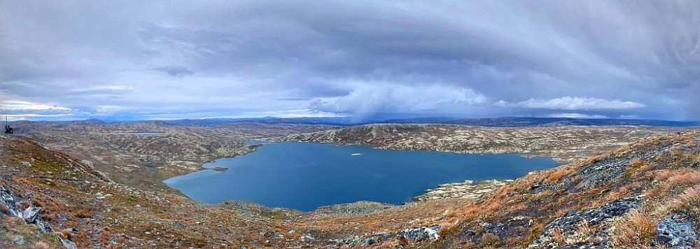 Panorama over Forollsjøen fra toppen.