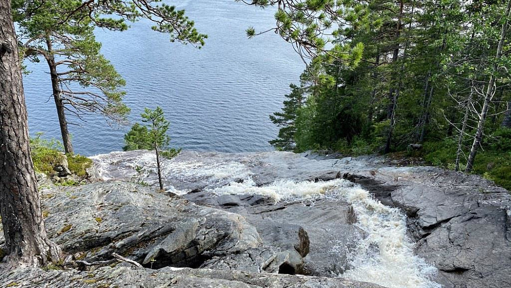 .....utover kanten ned mot sjøen flere hundre meter der nede.