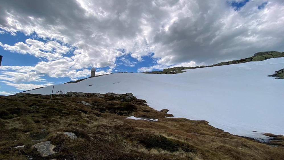 Noen store snøskavler ligger her oppe enda.