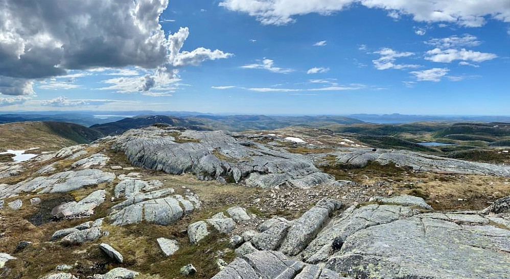 Mot vest og Ytre Trondheimsfjorden.